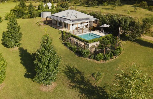 Wollombi Villa | Luxury 2 bedroom house and private pool