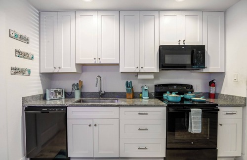 Bearss Plaza House | Luxury 2-bedroom house in Tampa 5mins to USF & Busch Gardens onsite Parking