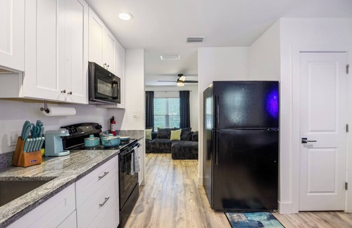 Bearss Plaza House | Luxury 2-bedroom house in Tampa 5mins to USF & Busch Gardens onsite Parking