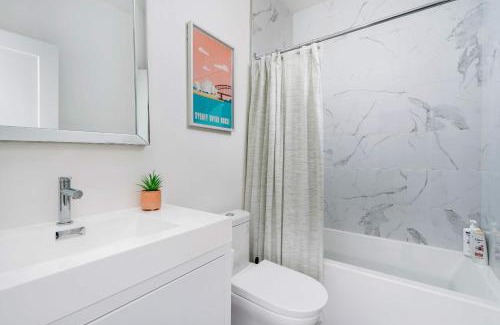 Palmerston House | Luxury 2-Bedroom Oasis at College & Bathurst