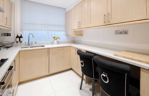 Queen's Gate Apartment | Luxury 2 Bedroom Oasis in Central London