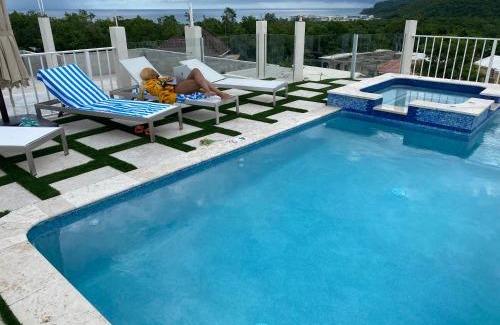 Silver Sands Villa | Luxury 2 Bedroom Rooftop pool View unit #3