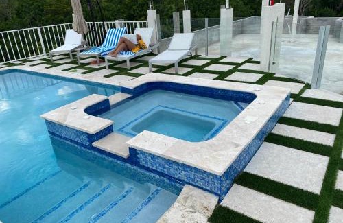 Silver Sands Villa | Luxury 2 Bedroom Rooftop pool View unit #3
