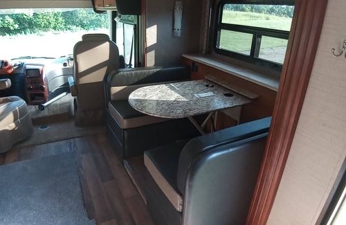 Woodbury House | Luxury 2-bedroom RV in fabulous Woodbury with WiFi, AC