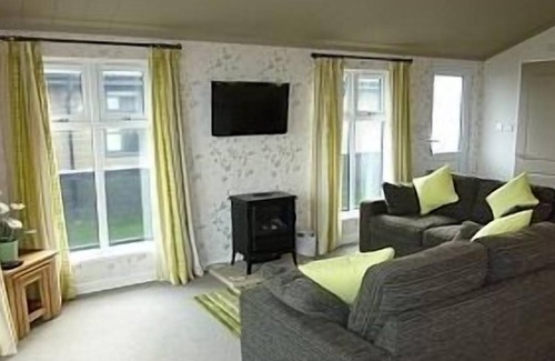 Leiston Ski Chalet | Luxury 2 Bedroom Self Catering Holiday Rental. Beach Front Location With Fantast