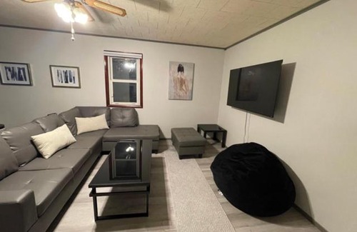 Springfield House | Luxury 2 Bedroom Spacious House with Huge Backyard