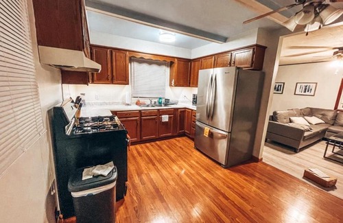 Springfield House | Luxury 2 Bedroom Spacious House with Huge Backyard