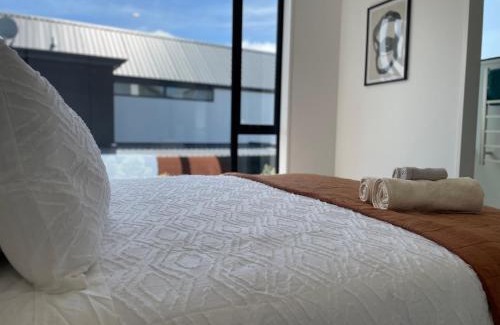Saint Albans Apartment | Luxury 2 Bedroom Townhouse Opposite Merivale Mall