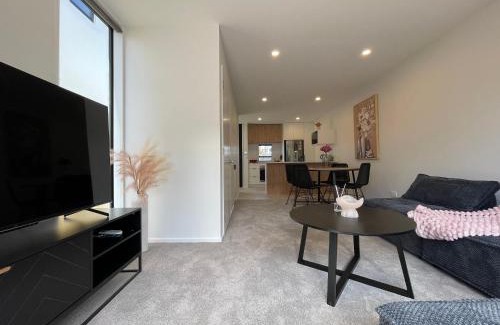 Saint Albans Apartment | Luxury 2 Bedroom Townhouse Opposite Merivale Mall
