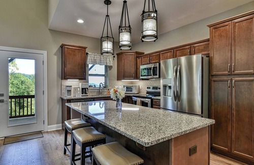 Black Mountain House | Luxury 2 Bedroom, Mountain Views, Hot Tub, Hiking