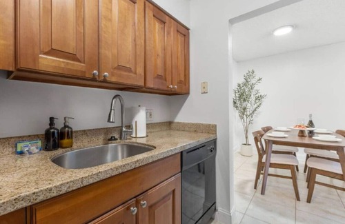 SoHo Apartment | Luxury - 2 blocks from Bayshore | GYM | POOL | #2