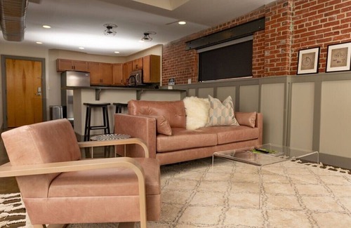 Roanoke Apartment | Luxury 2 BR apartment with modern accents downtown