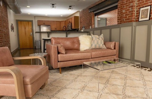 Roanoke Apartment | Luxury 2 BR apartment with modern accents downtown