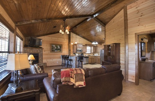 Smithville Cabin | Luxury 2-BR Cabin on 4.8 acres From 2018 at Mt Fork River -10 Kayaks included!