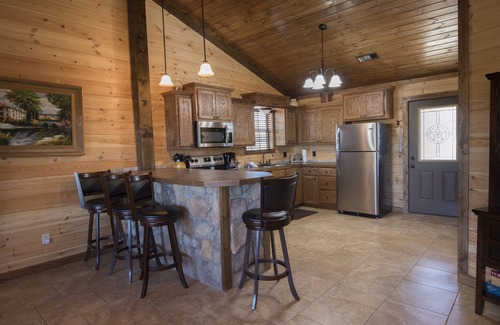 Smithville Cabin | Luxury 2-BR Cabin on 4.8 acres From 2018 at Mt Fork River -10 Kayaks included!