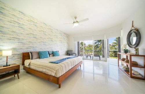 Puerto Juarez House | Luxury 2 BR Condo with tub & Infinity Pool - Beach Side At Mareazul - Sirenita G
