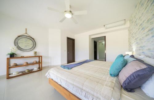 Puerto Juarez House | Luxury 2 BR Condo with tub & Infinity Pool - Beach Side At Mareazul - Sirenita G