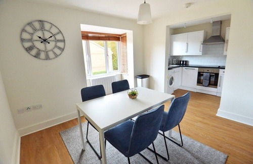 Crawley Apartment | Luxury 2 BR Fully Furnished Flat- 2 Parking Spaces