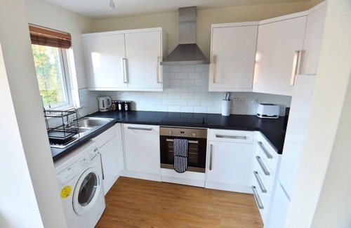 Crawley Apartment | Luxury 2 BR Fully Furnished Flat- 2 Parking Spaces