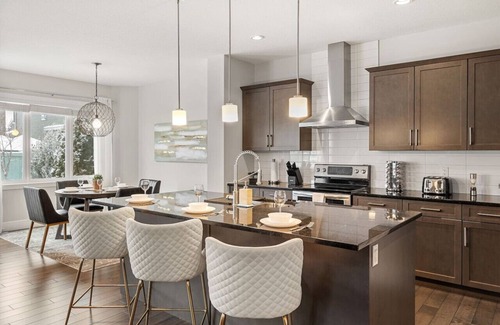 Southwest Edmonton House | Luxury 2 Car Garage Home » AC » King Bed » Netflix