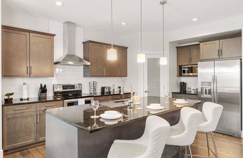 Southwest Edmonton House | Luxury 2 Car Garage Home » AC » King Bed » Netflix