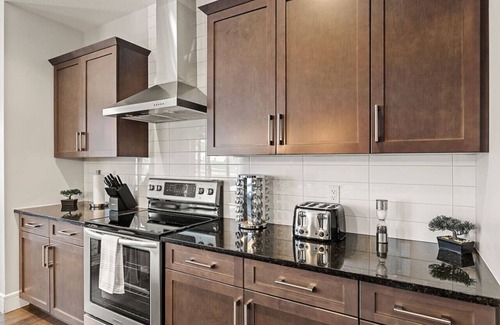 Southwest Edmonton House | Luxury 2 Car Garage Home » AC » King Bed » Netflix