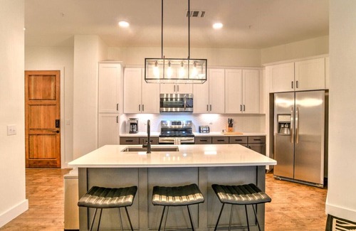 East End - Valley Street Condo | Luxury 2 King 2 Bath Condo