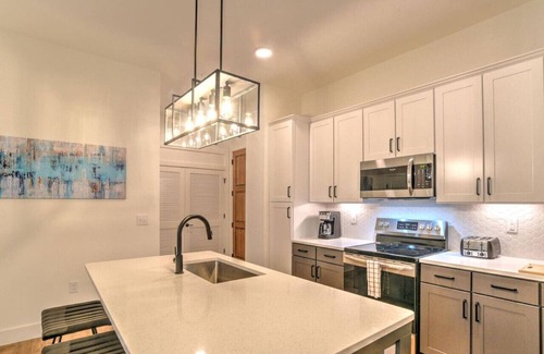 East End - Valley Street Condo | Luxury 2 King 2 Bath Condo