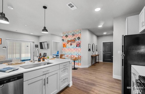 Bentonville Apartment | Luxury 2 King bed 2 bath Apt, Pool, Fire Pit, Top Golf, Walmart AMP, Free "P"
