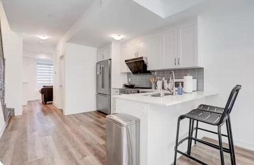Downsview House | Luxury 2 Queen Beds Suite with Private Bathroom near Downsview Park Subway easy access Downtown