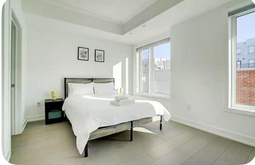 Downsview House | Luxury 2 Queen Beds Suite with Private Bathroom near Downsview Park Subway easy access Downtown