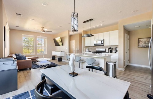 Austin Condo | Luxury 2-Story Condo Hot Tub Gym Pool Airport
