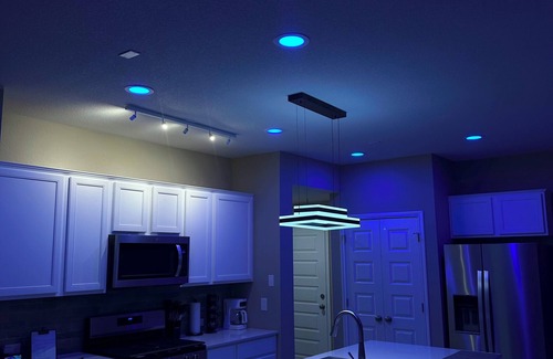 Austin Condo | Luxury 2-Story Condo Hot Tub Gym Pool Airport
