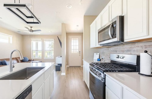 Austin Condo | Luxury 2-Story Condo Hot Tub Gym Pool Airport