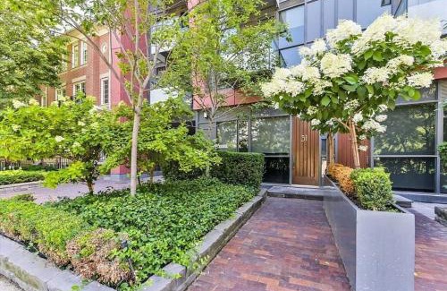 Wellington Place Apartment | Luxury 2-Story loft in downtown