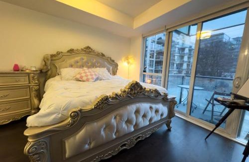 Wellington Place Apartment | Luxury 2-Story loft in downtown