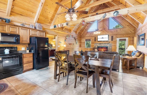 Branson Cedars Cabin | Luxury 2700 Sq Ft Real Log Cabin Pvt Hot Tub-Game Room-Pool Table-Best View Near Big Cedar