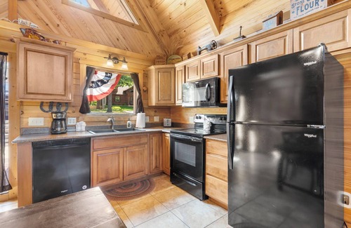 Branson Cedars Cabin | Luxury 2700 Sq Ft Real Log Cabin Pvt Hot Tub-Game Room-Pool Table-Best View Near Big Cedar