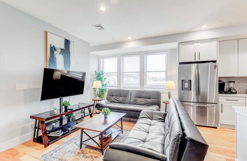 Harbor View - Orient Heights Apartment | Luxury 2BD/2BA Near Airport 1641