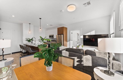 Everett Apartment | Luxury 2bd/2ba near Boston 1062