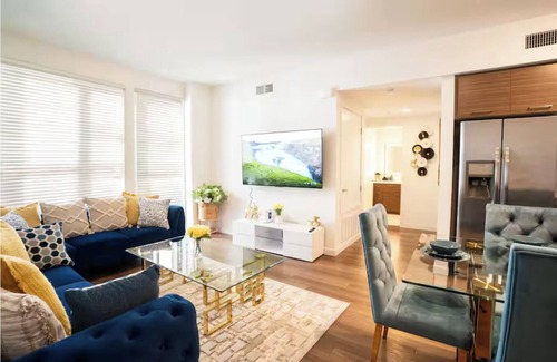 Downtown Apartment | Luxury 2BD/2BTH w gym/pool/rooftop/free parking