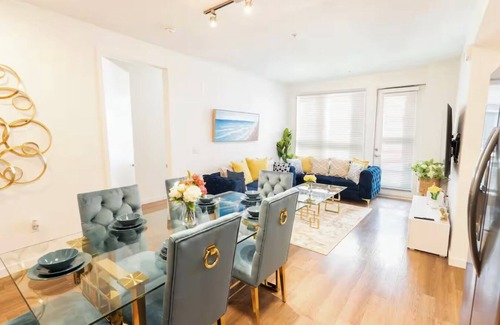 Downtown Apartment | Luxury 2BD/2BTH w gym/pool/rooftop/free parking