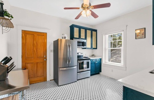 Lower Garden District Apartment | Luxury 2BD Apt | 1 Block off St. Charles