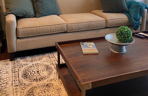 Cherry Apartment | Luxury 2BD Apt with Pool & Gym- 5 min from Uptown!