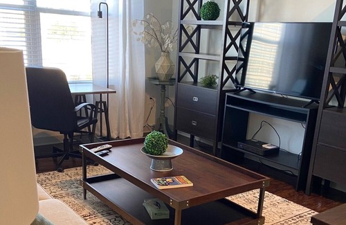 Cherry Apartment | Luxury 2BD Apt with Pool & Gym- 5 min from Uptown!