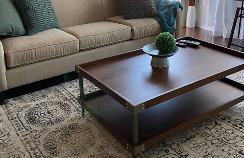 Cherry Apartment | Luxury 2BD Apt with Pool & Gym- 5 min from Uptown!