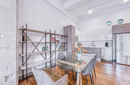Downtown Dallas Apartment | Luxury 2BD | DT Dallas | Sleeps 16 | Free Parking