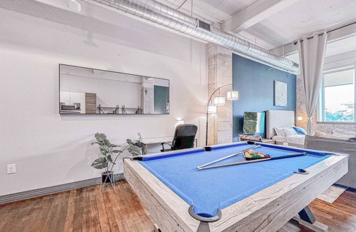 Downtown Dallas Apartment | Luxury 2BD | DT Dallas | Sleeps 16 | Free Parking