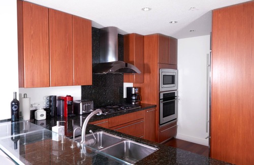 Columbia Apartment | LUXURY 2BD Ocean Facing apartment w/Pool & Gym