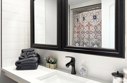 Hickory Hills Apartment | Luxury 2bdr&2bath/Fast WiFi/4KTVs/Free parking/Comfy beds/Getaway